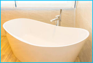 Az otthoni fürdőkád beépítése során tervezd be a tükör elhelyezését, hogy a fürdőszoba tágasabbnak tűnjön.