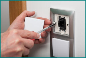Villanykapcsoló csere: Gyakran feltűnik az igény, hogy modernizálják a lakások vagy irodák villanykapcsolóit.