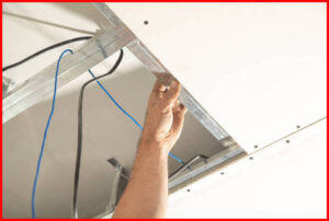 A lakásfelújítás során a villanyszerelő a modern technológiák alkalmazásával javítja az otthonok funkcionalitását.