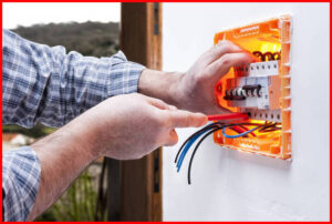 A lakásfelújítás során a villanyszerelő az intelligens otthonok kialakításában játszik kulcsszerepet.