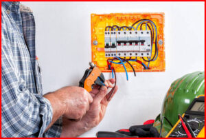 A lakásfelújítás villanyszerelőjének szerepe a modernizált elektromos rendszerek biztosítása.