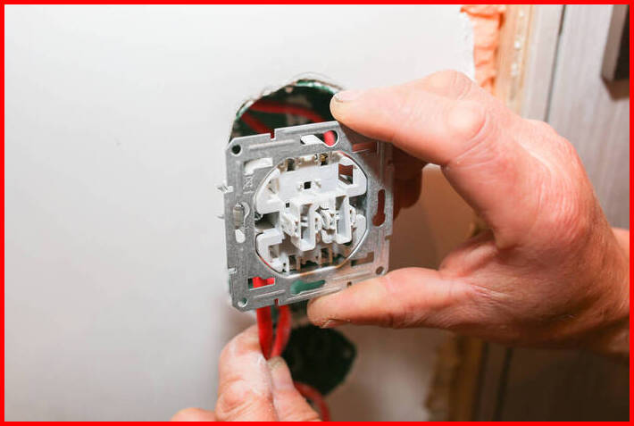 A villanyszerelő szakértelme elengedhetetlen a lakásfelújítás során.