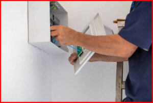 A villanyszerelő munkája a lakásfelújítás során biztosítja az otthonok elektromos rendszerének biztonságát és hatékonyságát.
